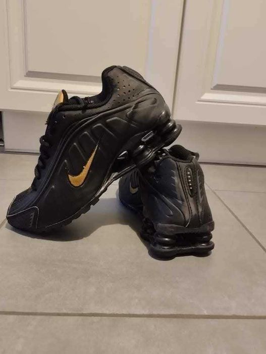 Nike Shox R4 Black Metallic Gold. Номер 35.5, носени
