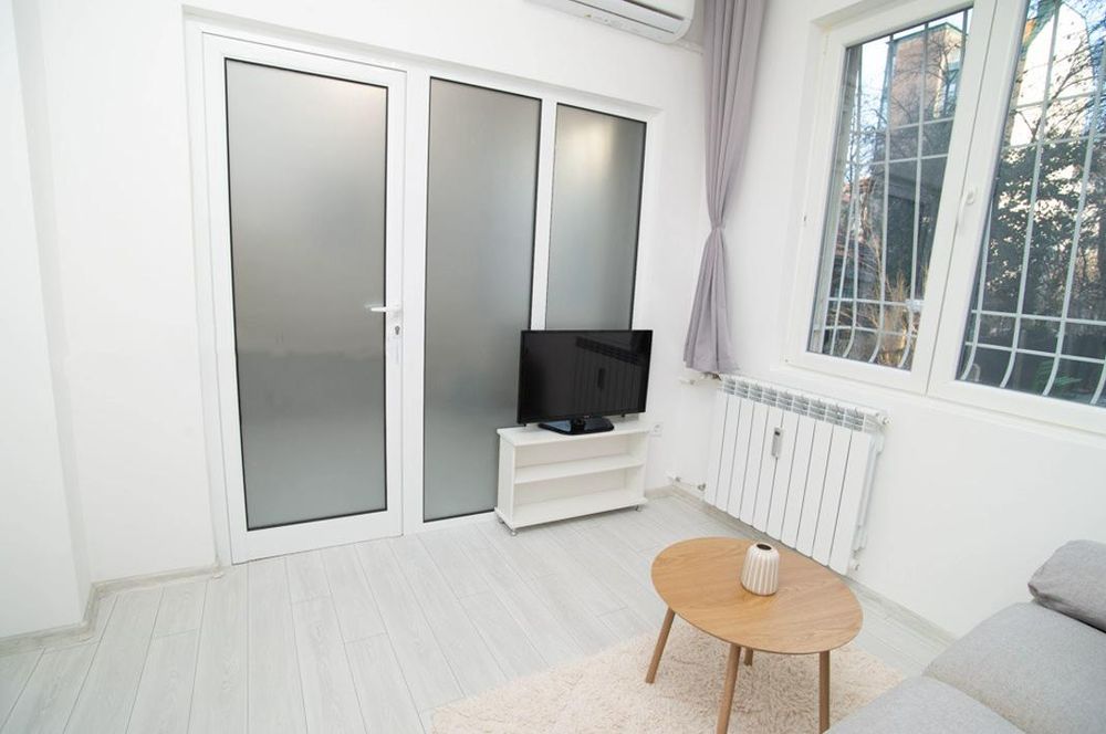 Дава се под наем Двустаен апартамент в София, Център - 42 кв.м за 800 € - Снимка #2