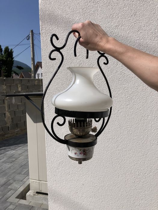 Lampă electrică din fier forjat si porțelan cu abajur din sticlă albă