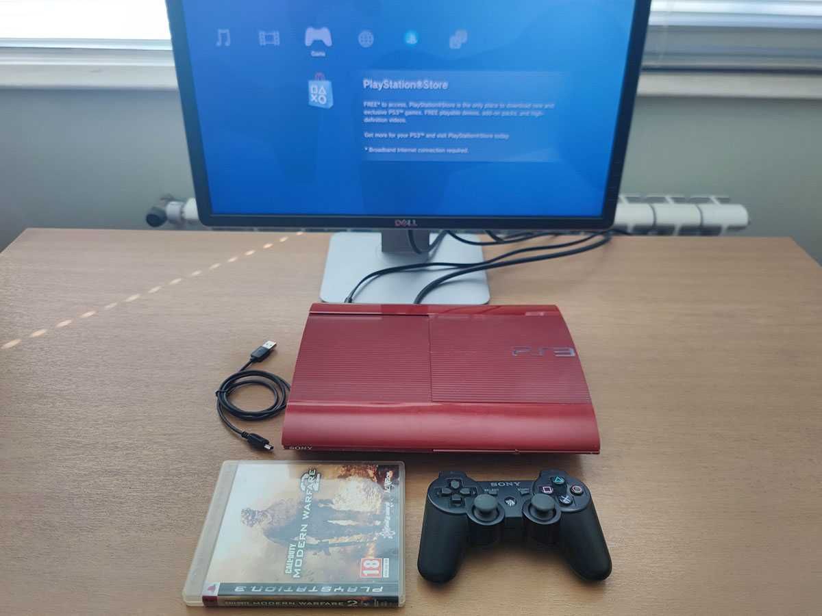 Playstation 3 Super Slim червен, със джойстик, кабели и подарък игра