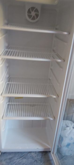Vând 2 vitrine frigorifice ,și un cântar electronic