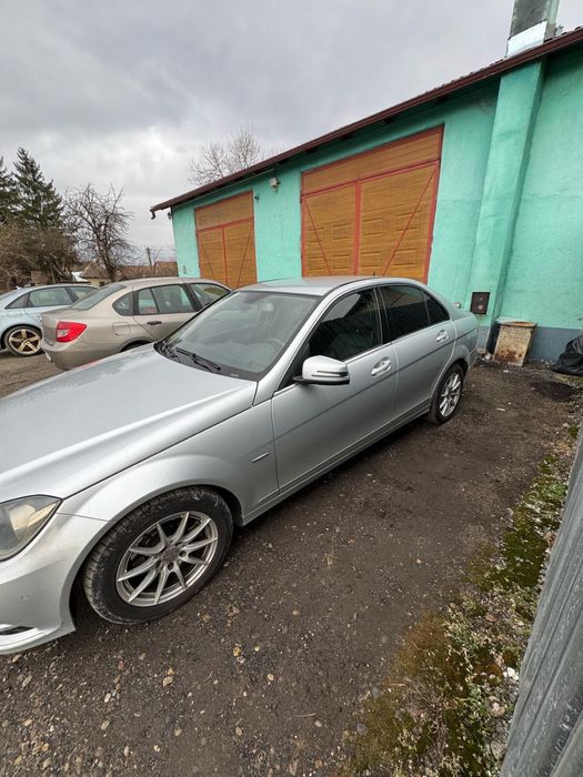 Vând Mercedes-Benz C