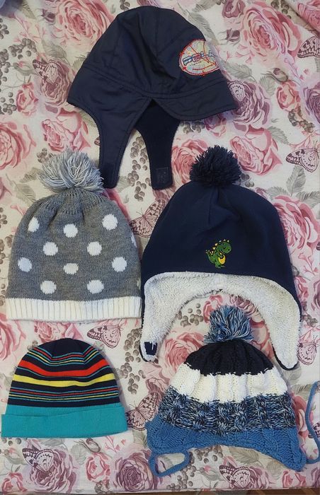 Лот детски шапки