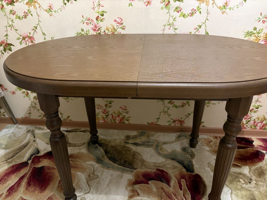 Деревянный кухонный стол.