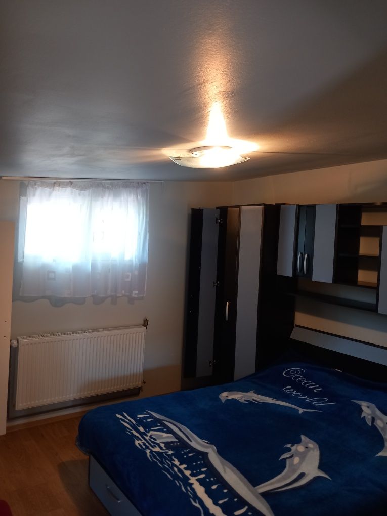 Apartament la curte de închiriat