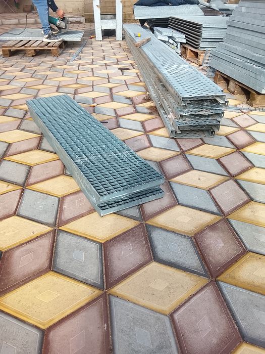 Vindem grătare zincată și trepte pentru scări și pentru spălătorie aut