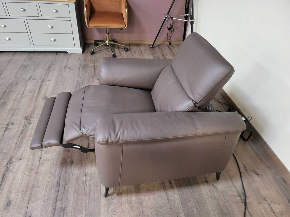 Кафяв кожен фотьойл с ел релакс механизъм и подгряваща функция