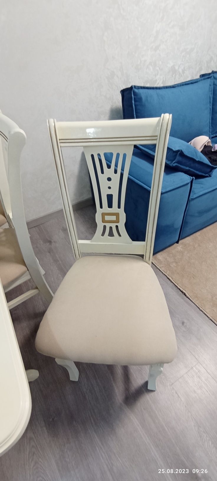 Продается стол деревянный белый со стульями  состояние отличное размер