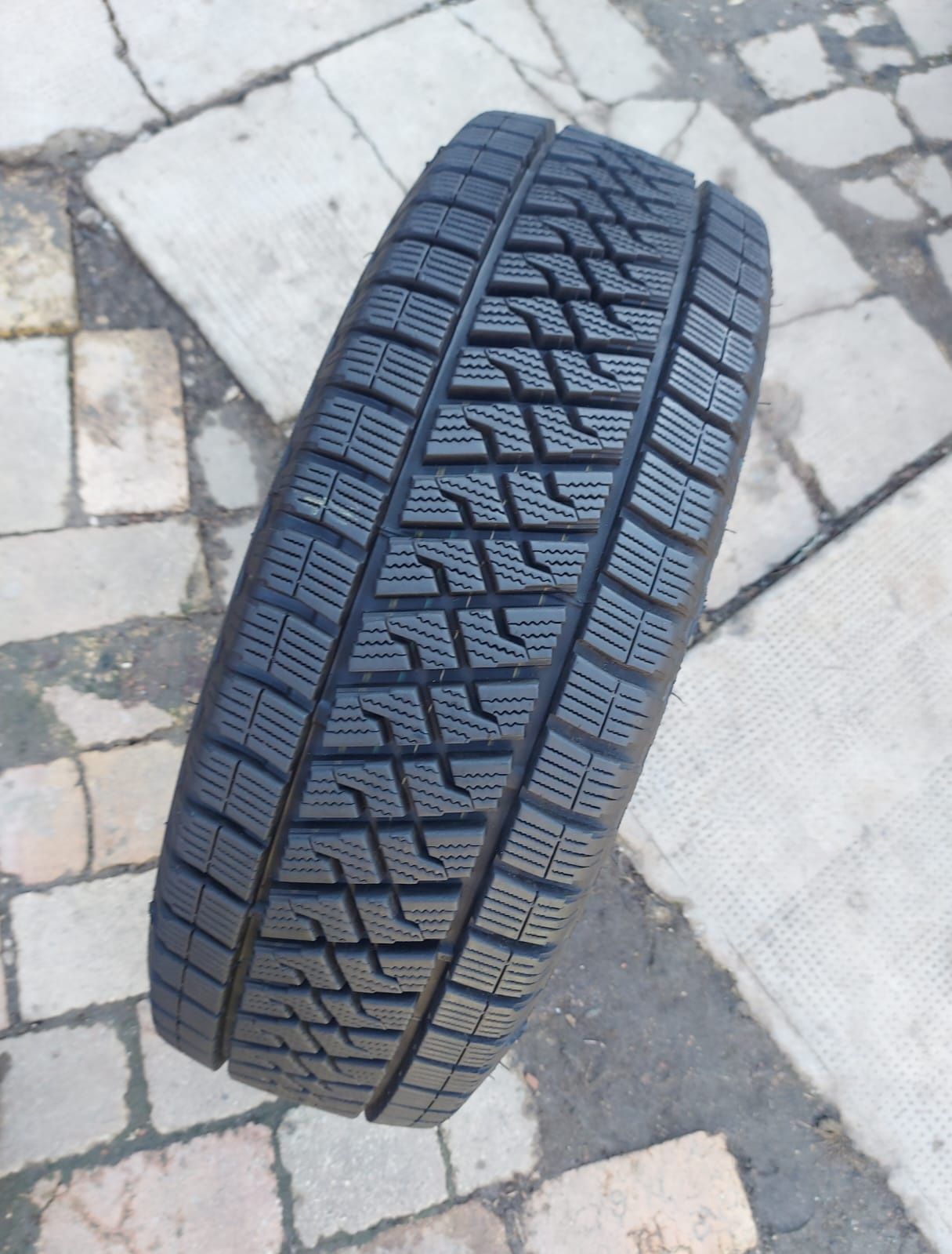 O bucată 225/65 R16C M+S iarnă - una Semperit Pirelli Lassa