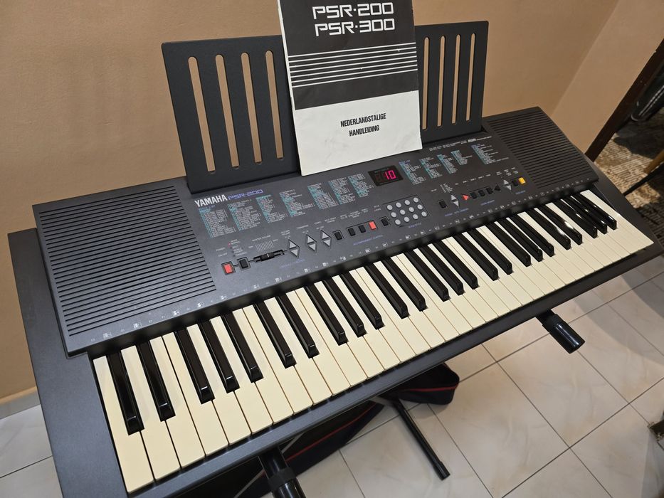 Синтезатор Yamaha PSR200