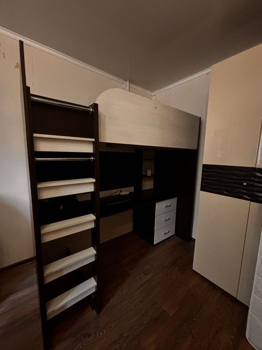 Кровать и пабочмй стол