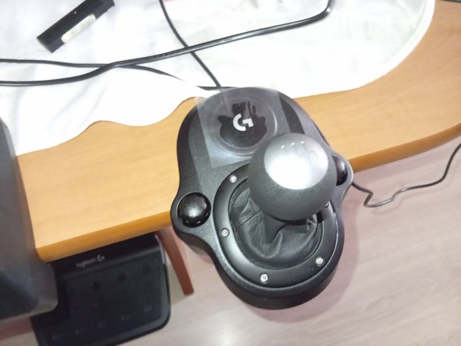 Vând volan cu pedale și schimbător PS4 PS5