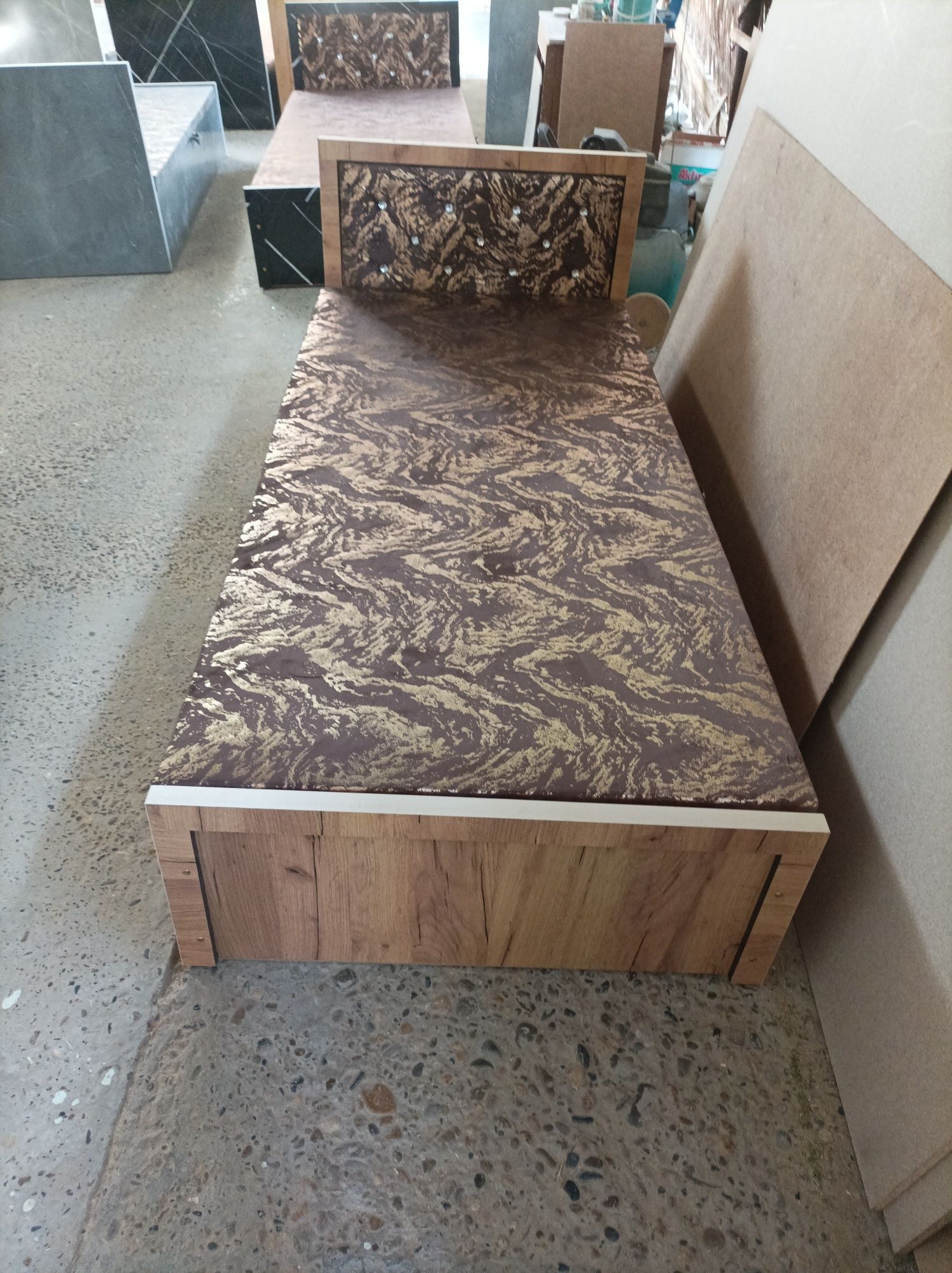 kuxiniy ugalok spalniy divan