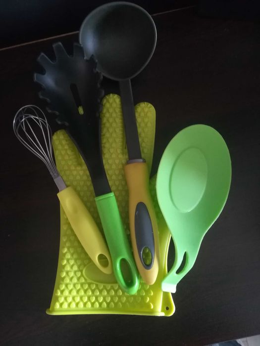 Зелен сет кухненски прибори