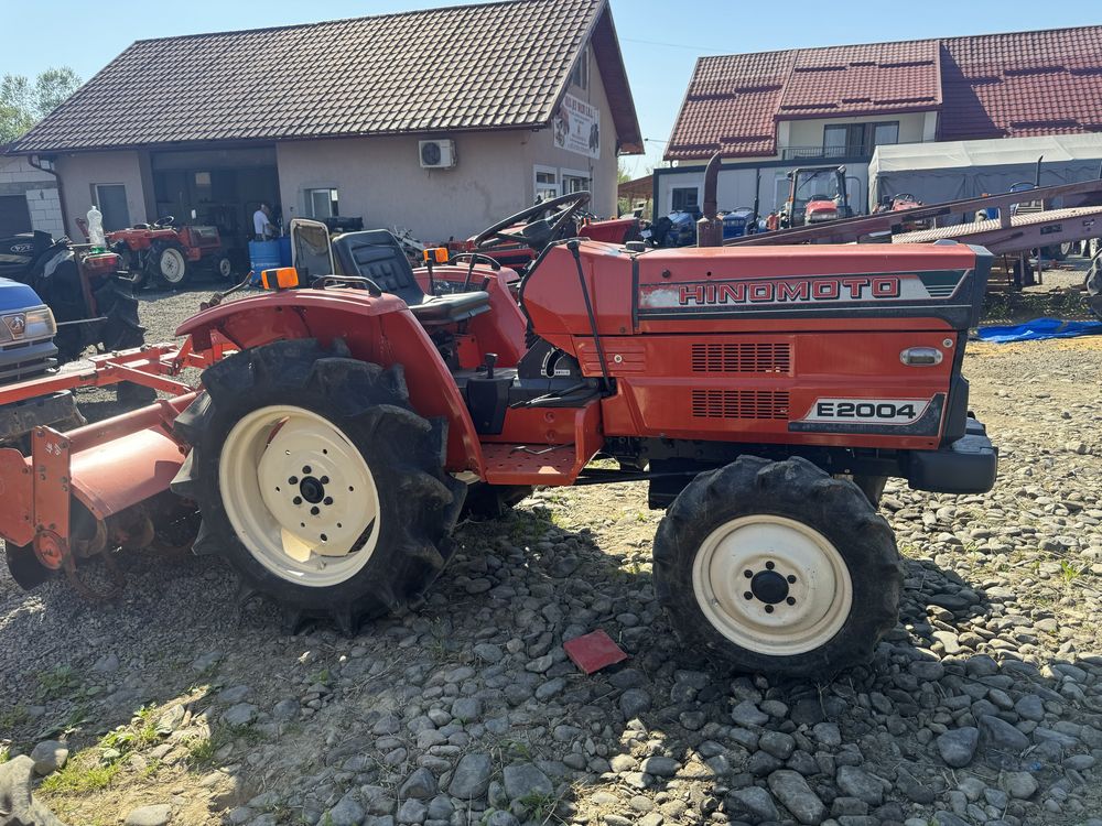 Tractor japonez Tractoras Japknez Hinomoto E 2004