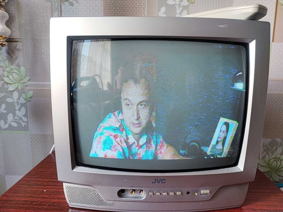 Телевизор маленький JVC(постсоветского времени)