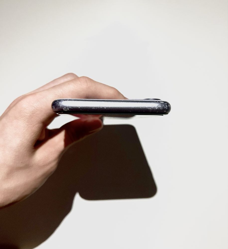 Iphone 11 64 gb перфектно състояние с icloud