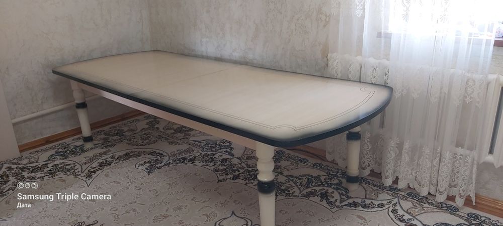 Стол для гостинной