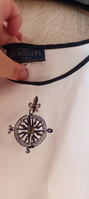 Top alb foarte frumos. Material superb