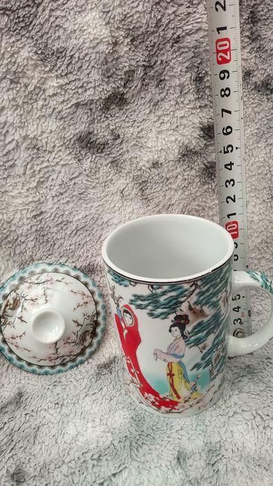 Порцеланов чайник и чаша с капак