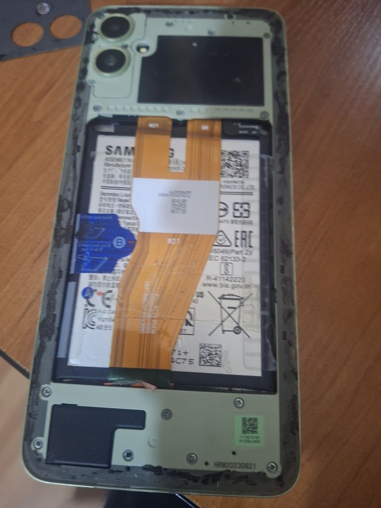Samsung A05,экран не разбит но шлейф сломан