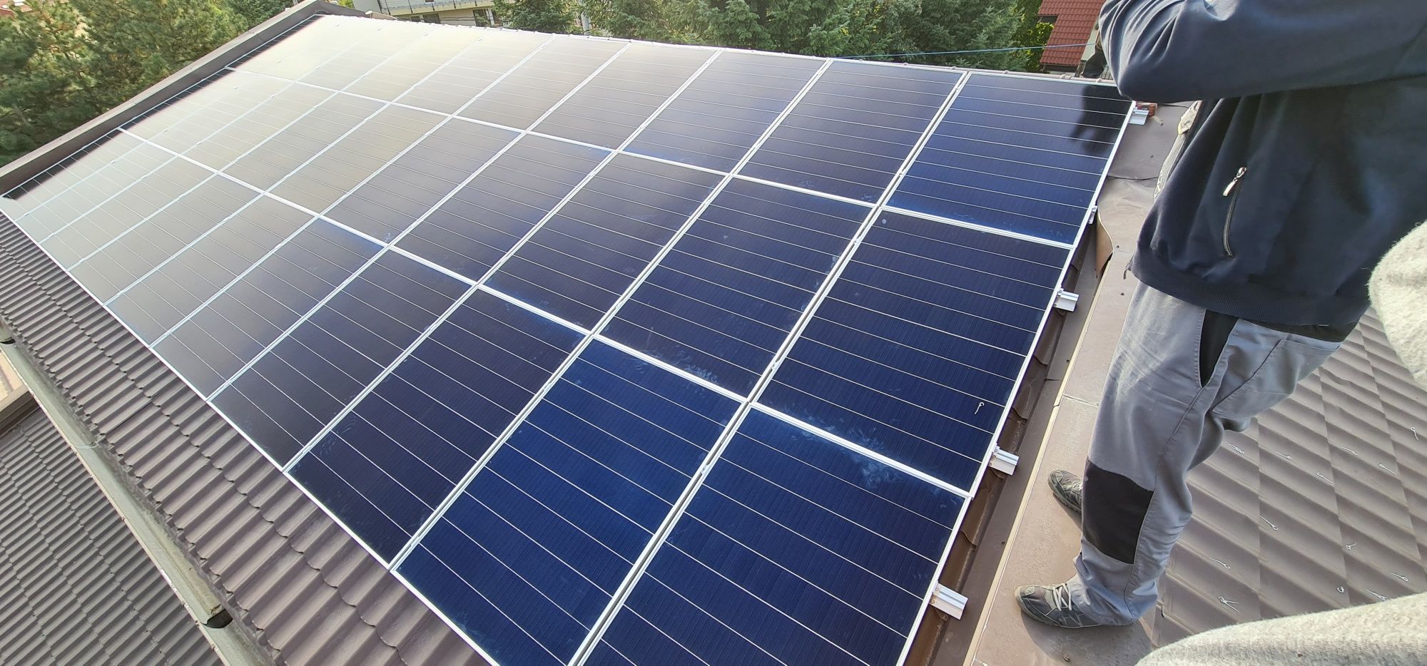 Monaj panouri solare fotovoltaice prosumator inverter on gred litiuion