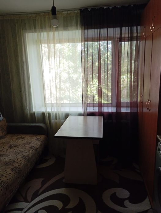 Сдам малосемейку. В квартире всё есть. За 65000 плюс ком услуги.