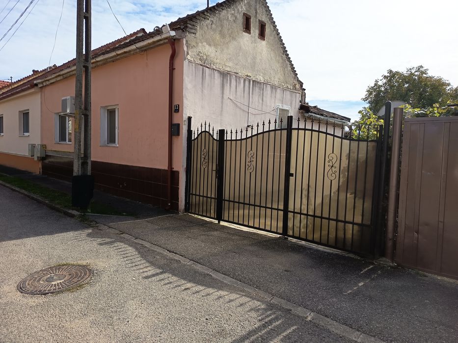Vând casă pentru două familii