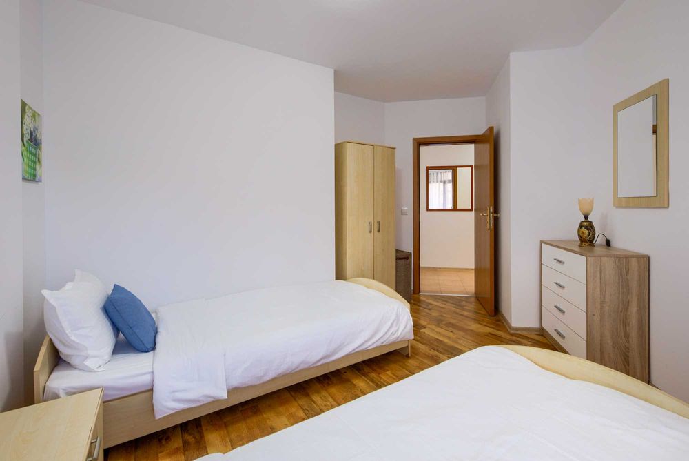 НАЕМ | Голям апартамент с три самостоятелни спални, басейн, паркомясто