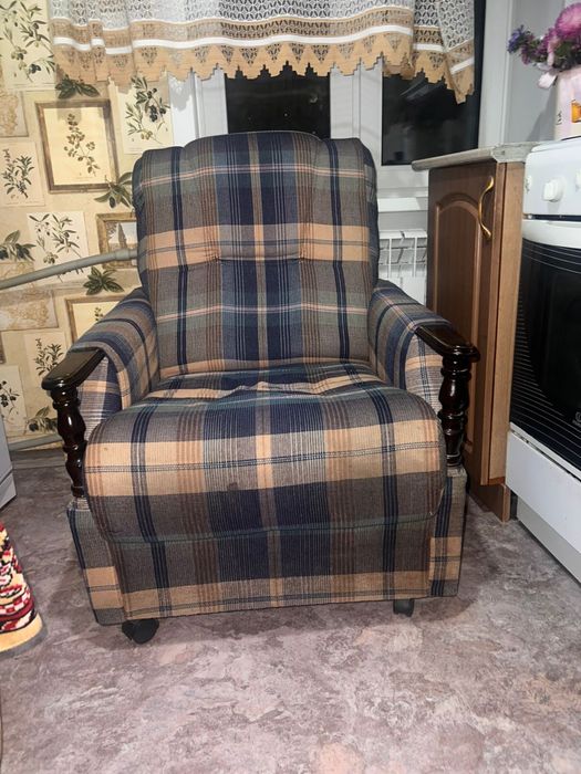 Кресло. Настоящее дерево, отличная обшивка!