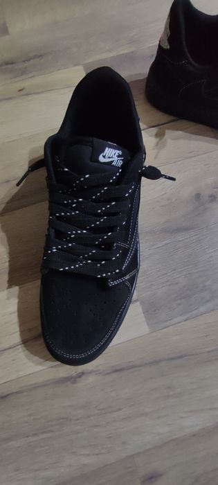 Vând Jordan low travis scott