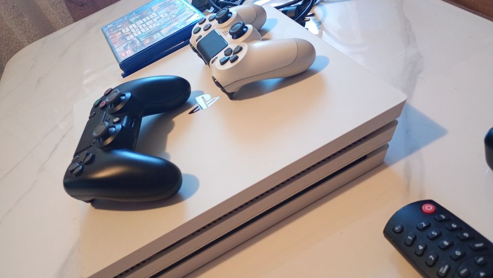 Vând PlayStation 4 pro