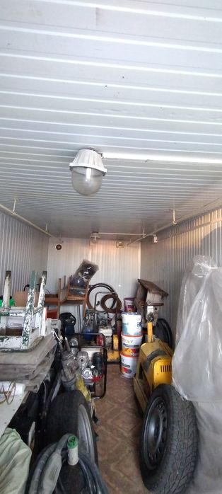 Vând container tip CFR capitonat cu instalație electrica