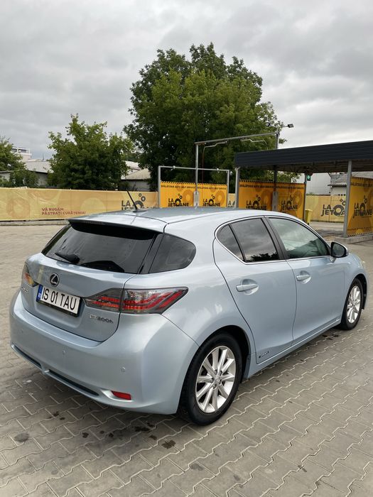 Lexus ct 200h.