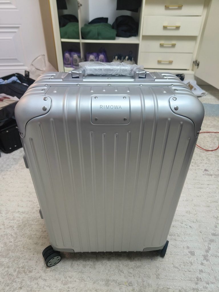 Продаю Чемодан Rimova
