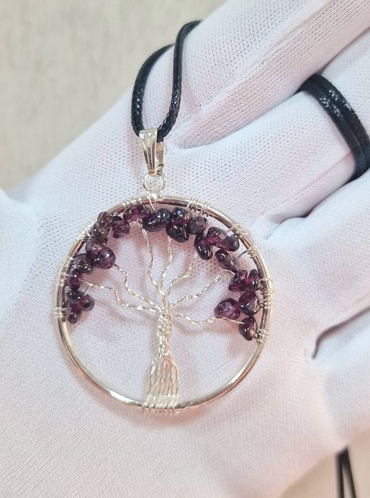 Кулоны с натуральными камнями.