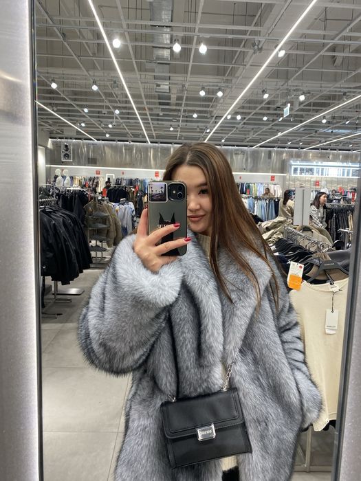 Шуба искусственная чернобурка оочень в хорошем состояние