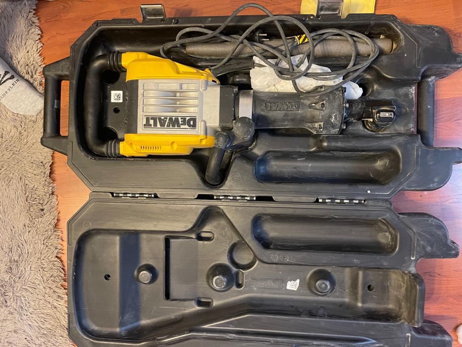 Vând ciocan demolator DeWalt D25961 qs