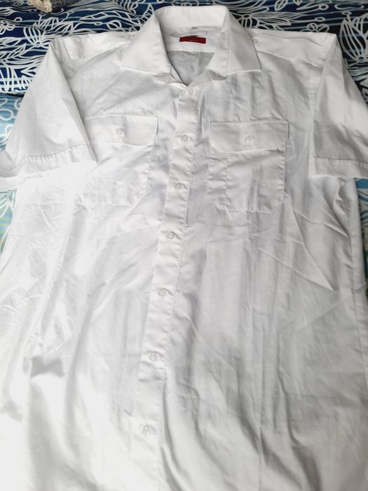 Cămașă albă,  nouă,  mânecă scurtă