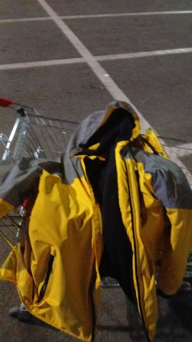 Cască, geantă și geacă de iarnă Glovo