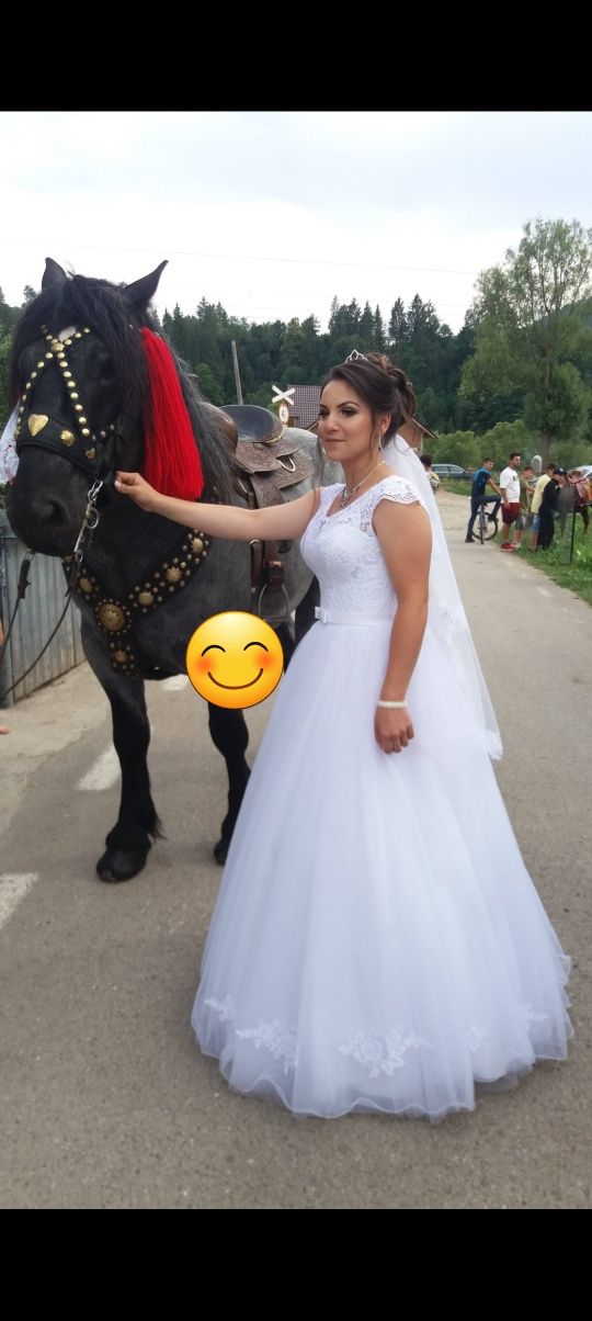 Vând rochie de mireasa Mărimea S pana la L are corset