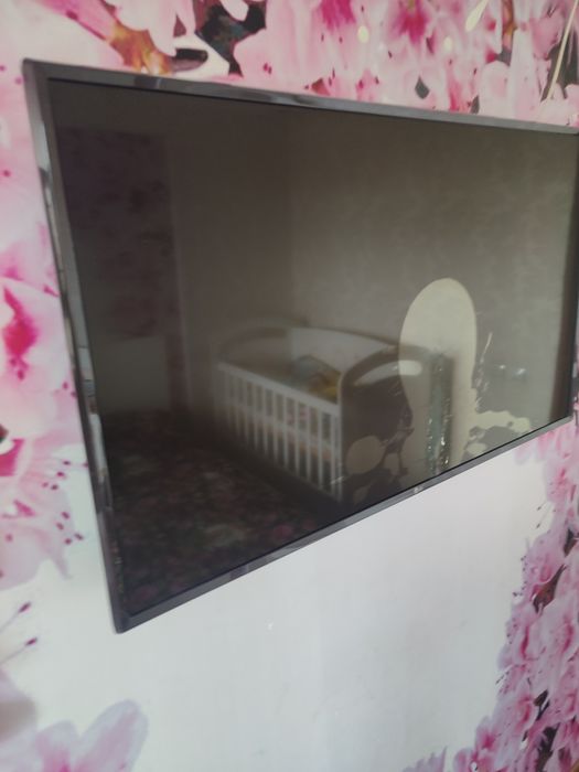 Продам телевизор LG smart tv  экран треснуть