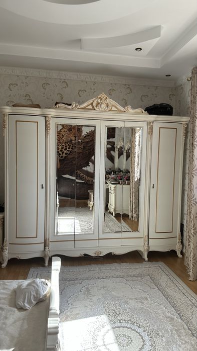 Шкаф в спальню в отличном состояний