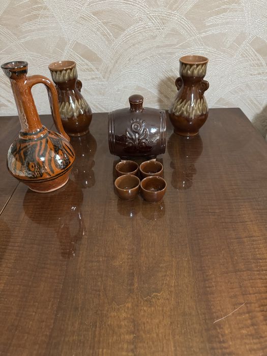 Изделия из керамики: ляган, вазы, кувшин, бочонок.
