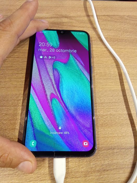 Vând schimb doua telefoane Samsung A40 ecranul puțin crapat