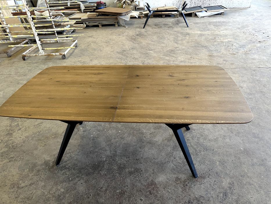 Трапезарна дъбова маса от масив разтегателна