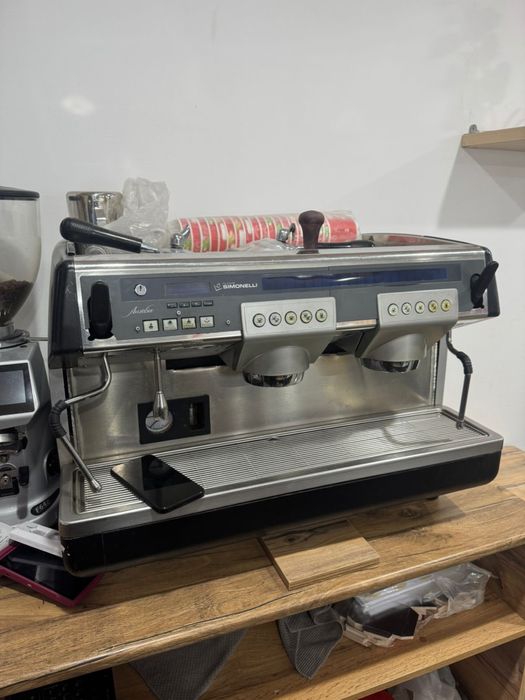 Ветрина, кофе машинка, кофе молка в хорошем состоянии