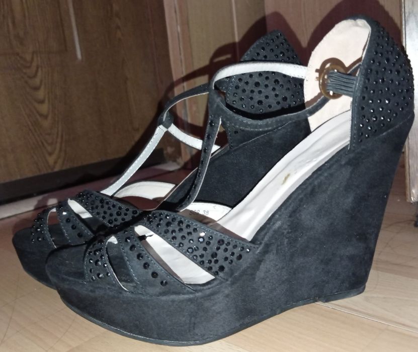 Pantofi cu toc moderni