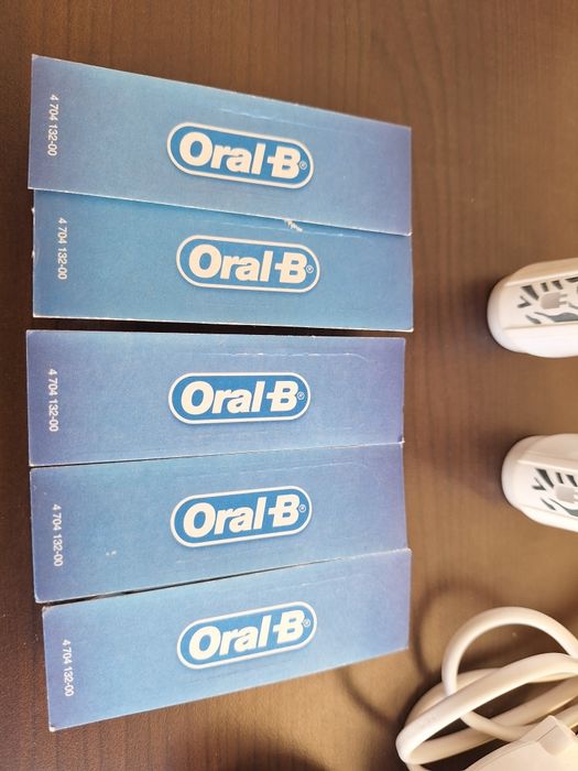 2 бр. Oral B teen електрическа четка, зарядно и глави за тях