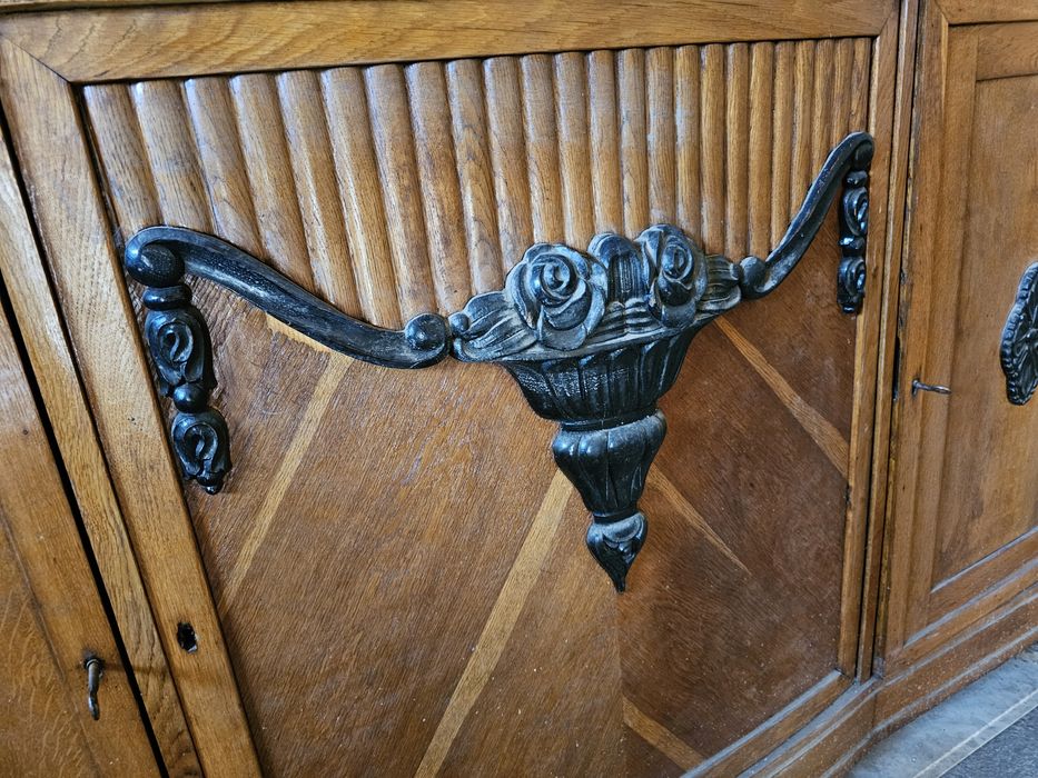 Bufet antic. Mobila veche. Antichități.  Lemn masiv.